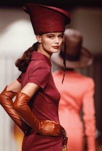 Karl_Lagerfeld_SS1989_Ulli_03.thumb.jpg.2717049848aef9cb6630ddff56455632.jpg