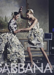 Klein_Dolce__Gabbana_Spring_Summer_2009_06.thumb.jpeg.b83d7eeea4e83f4cb1b2bebce443f595.jpeg