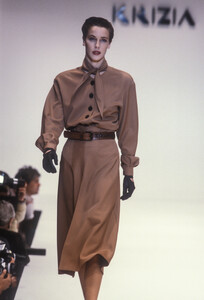 Krizia1989WomenRTW15.thumb.jpg.647d2dddaf628455723570b946351487.jpg
