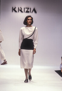 Krizia1989WomenRTW2.thumb.jpg.acb2d8eb9db2bb09386269e811c5fc19.jpg