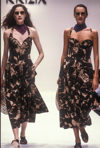 Krizia1989WomenRTW34.thumb.jpg.607eafd0fce9868d49dec30025e8d3f6.jpg
