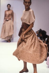Krizia1989WomenRTW41.thumb.jpg.0fca1ad9cf4d47757e0e30d970fe8019.jpg