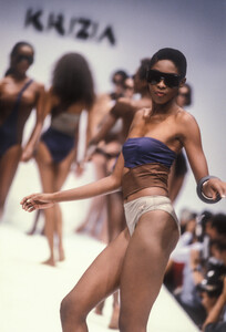 Krizia1989WomenRTW69.thumb.jpg.ccc99db42a2af2f50bda678533a3b54b.jpg