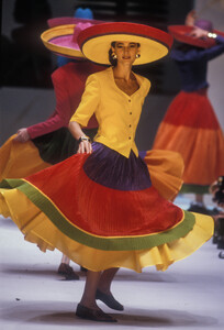 Krizia1989WomenRTW7.thumb.jpg.9e63ddb6b609ad2f5cb33603502d84c7.jpg