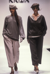 Krizia1989WomenRTW72.thumb.jpg.374ccd87361f84653aa643334b075fe3.jpg
