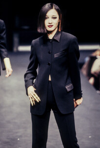 Krizia1996WomenRTW21.thumb.jpg.2fae89be655ee84d605efa9c406fedd8.jpg