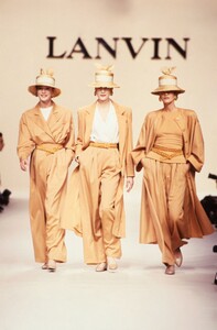 Lanvin_SS1989_Laura_Lenee_02.thumb.jpg.dc91b4289f2115fd826ab66835344e79.jpg