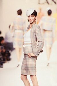 Lanvin_SS1989_Susanna_Linsmayer_02.thumb.jpg.b7c9ae0f005a568480249ae6247f4870.jpg