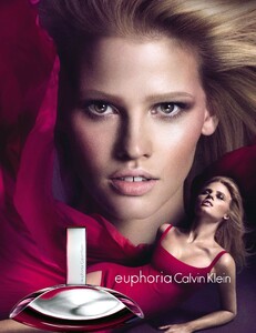 Lara Stone.jpg