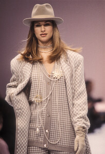 LauraBiagiotti1993WomenRTW10.thumb.jpg.3308c8bbff6d5015880fc8d6cdfe289b.jpg