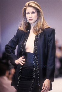 LauraBiagiotti1993WomenRTW107.thumb.jpg.418aa2437fb4f4aec8772750766335f7.jpg