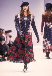 LauraBiagiotti1993WomenRTW87.thumb.jpg.f2ee03a5e5143e14a7b71f971c3a892c.jpg