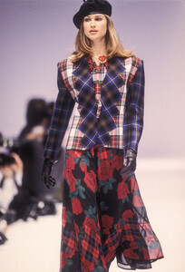 LauraBiagiotti1993WomenRTW88.thumb.jpg.d13fb904e34eee3c5159fdbed93f5461.jpg