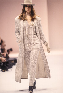LauraBiagiotti1993WomenRTW9.thumb.jpg.0504d6620daecd31e259f3321a7e425e.jpg