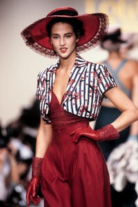 LolitaLempicka1989WomenRTW16.thumb.jpg.b653f7732b376f32553356f71860ef7a.jpg