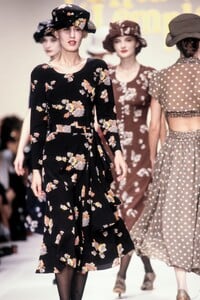 LolitaLempicka1989WomenRTW26.thumb.jpg.7550b554b8c54081722efb608f2d0465.jpg