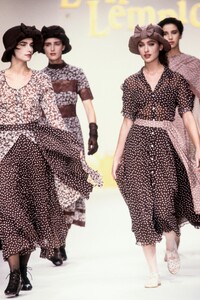 LolitaLempicka1989WomenRTW33.thumb.jpg.70838cfd57dbe40324b23bc20d1f0a2b.jpg