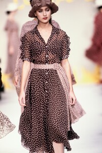 LolitaLempicka1989WomenRTW34.thumb.jpg.e6518aff399814ca8fc00a34a5c0698a.jpg