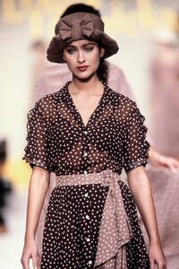 LolitaLempicka1989WomenRTW35.thumb.jpg.86a76bbe2a50dc1cacc4121f06f700a4.jpg