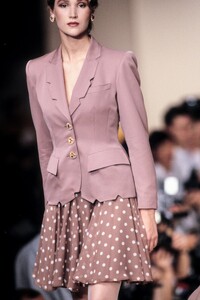 LolitaLempicka1989WomenRTW41.thumb.jpg.6a4bff0d07bd390462fbcd384ced87a6.jpg