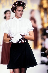 LolitaLempicka1989WomenRTW6.thumb.jpg.f90e9b56c9a5a9c99282998f75c021c9.jpg