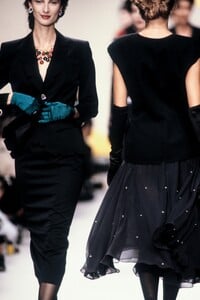 LolitaLempicka1989WomenRTW69.thumb.jpg.e0642afd14ee29b09362acd6024f0f84.jpg