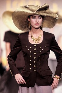 LolitaLempicka1989WomenRTW70.thumb.jpg.2ed5d1884cc2ee31d80c788bbde05b77.jpg