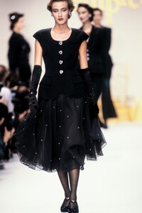 LolitaLempicka1989WomenRTW71.thumb.jpg.b0be11899a9410728d6b8237d3b41071.jpg