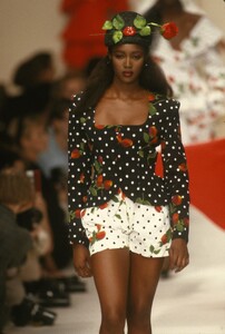 Patrick_Kelly_SS1989_Naomi_02.thumb.jpg.a5d1928e9860adb43913beab3bdbf60e.jpg