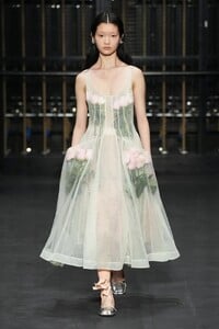 SIMONE-ROCHA-SS24-2.thumb.jpg.ef00b4dfee2f2edd163fe4a79becd69b.jpg