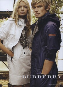 Testino_Burberry_Spring_Summer_2009_12.thumb.jpeg.d24960593540e613a74b1bdc8ccb47df.jpeg