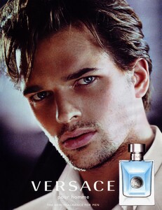 Testino_Versace_pour_Homme_Fragrance_2009_01.thumb.jpeg.b8cbb4522b246245e4cc9cd4b68aae45.jpeg