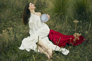 Una-Zeiby-for-HARPERS-BAZAAR-Mexico-by-Enrique-Vega-2702.thumb.jpg.00cd0730e6ce2d58bfdd8a7b71700a11.jpg