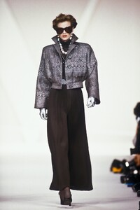 Valentino1990WomenRTW23.thumb.jpg.67ab0008fd389ccedfd11ea9ff104632.jpg