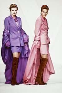 Valentino1990WomenRTW30.thumb.jpg.6c825c25b868823a57438e6adfdca3b5.jpg