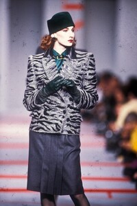 ValentinoFW1986042.thumb.jpg.903d4546dd3f6d9adf4974fbf4b02f83.jpg