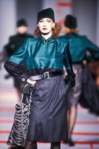 ValentinoFW1986043.thumb.jpg.5ac978712b6968f7d8345b462117b7f1.jpg