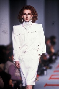 ValentinoFW1986044.thumb.jpg.bd86e8eba65c4caf04b07096e896366c.jpg