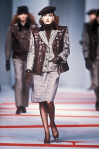 ValentinoFW1986053.thumb.jpg.4c3196cdac4f2ab74db1605dac17e119.jpg