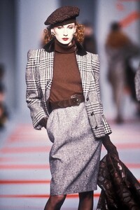 ValentinoFW1986060.thumb.jpg.50cfc97965509573aaa3c6e91d8d76b2.jpg