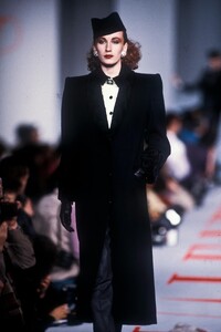 ValentinoFW1986110.thumb.jpg.22035c747542f024b4ab07675b63fc4c.jpg