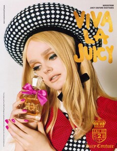 Walker_Juicy_Couture_Viva_la_Juicy_Fragrance_2009_01.thumb.jpeg.5369ece95478f1159f9dfe99d4df1a2c.jpeg