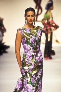 YvesSaintLaurent1993WomenRTW160.thumb.jpg.dc983b91bbc89e9cdec55c422aa7c80b.jpg