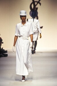 YvesSaintLaurent1993WomenRTW31.thumb.jpg.487ffda15e09c69cffd5ae6ff4fba664.jpg