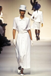YvesSaintLaurent1993WomenRTW32.thumb.jpg.66bbe542f9bf05f494de3b23dbb6b9de.jpg