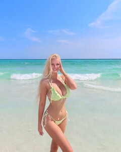 Zienna_Eve_in_Bikini_07-15-2024__2_.jpg