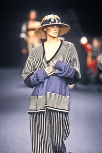 annettejaderoquelauersr9475-.thumb.jpg.9f3e4a51bf28eb91c845fe2e6a106c12.jpg