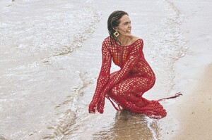 bailee-madison-story-rain-may-2024-more-photos-0.jpg
