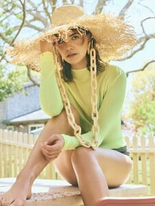 bailee-madison-story-rain-may-2024-more-photos-8.jpg
