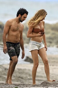 beach-chic-gisele-bundchen-s-timeless-costa-rican-style-07-01-2024-10.jpg